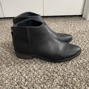 Universal Thread black faux leather bootie size 9